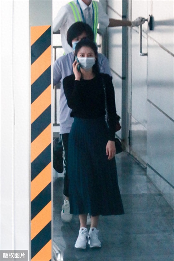 高圆圆现身公众场合，扎起丸子头温婉娴静，这是贤妻良母的样子吧