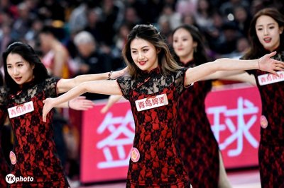 ​CBA拉拉队美女如云，这两名C位小姐姐气质抢镜