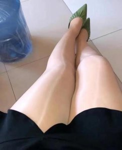 ​连裤袜是裤子还是袜子法律界定(连裤袜还穿袜子吗)