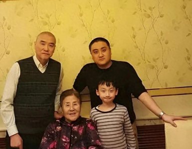 ​梁兴初将军夫人任桂兰晚年，与儿子梁晓源等，祖孙四代的一张合影