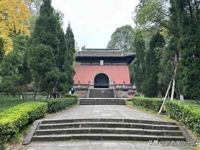 ​明蜀昭王陵：残存盘龙神碑，现朱元璋龙容，彰显对明太祖仰慕