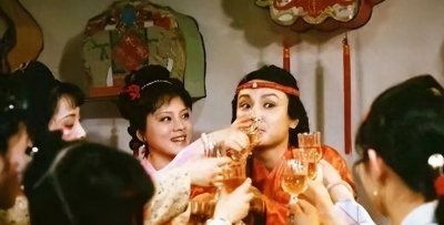 ​芳官喝醉，袭人为啥扶她睡在宝玉的床上？你看她背着袭人干了什么