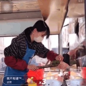 ​郑爽化身煎饼西施 鹿晗成为足球教练，明星都爱争先恐后做公益