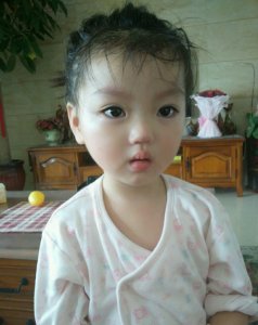 ​阿拉蕾的妈妈晒女儿日常，两个女儿越长越像，分食蛋糕超有爱