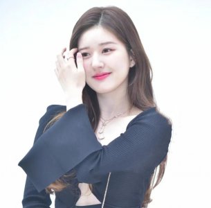 ​赵露思生图暴露身材比例，撞脸韩星张元英，全身照一出更加尴尬