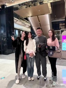​友人晒和林文龙郭可盈一家聚餐合影，55岁郭可盈穿粉色毛衣状态好