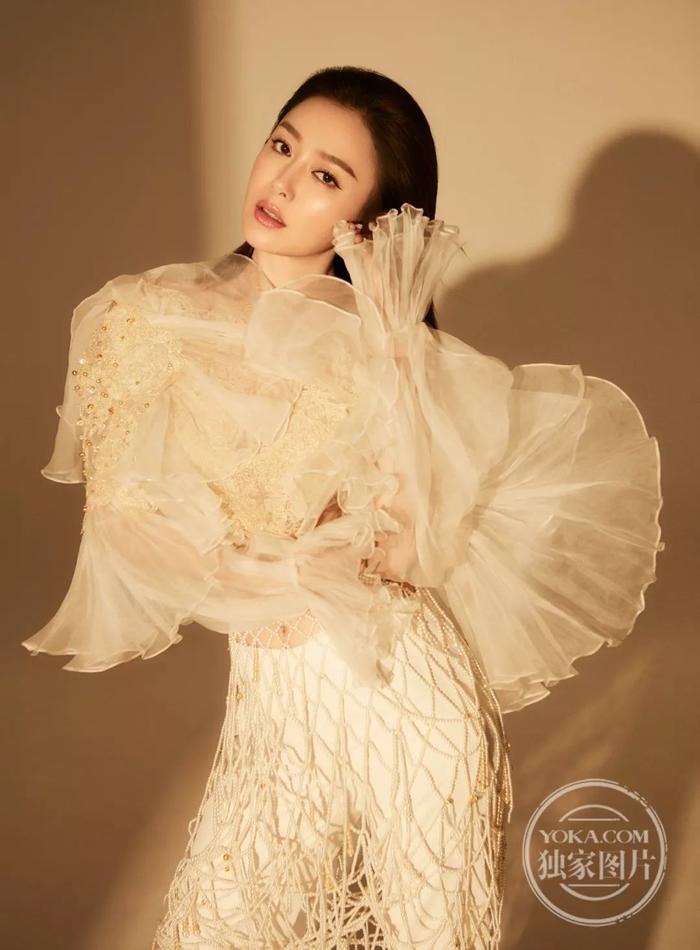 37岁富察皇后跳楼，秦岚却活出最美模样：没人关注的日子，别太为难自己！