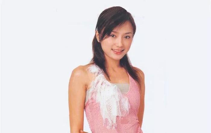 37岁富察皇后跳楼，秦岚却活出最美模样：没人关注的日子，别太为难自己！