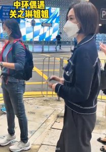 ​60岁关之琳独自逛街，颜值和气色俱佳，获赞冻龄女神