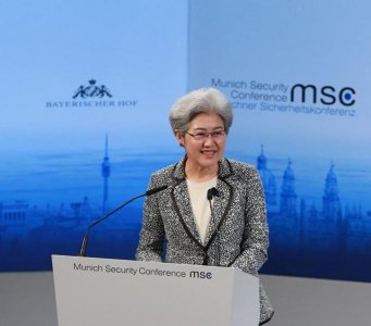 ​“最美外交官”傅莹：69岁一头银发优雅依旧，智慧与穿衣学问并存