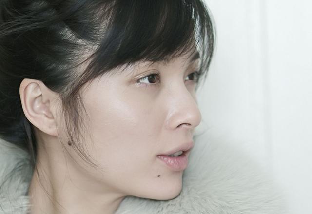 她是赵薇的同学,26岁夺得国际影后,当红时嫁富豪