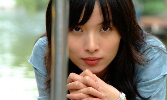 她是赵薇的同学,26岁夺得国际影后,当红时嫁富豪