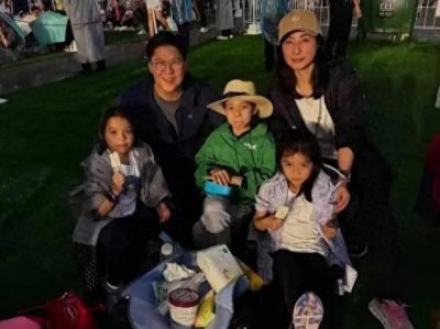 ​霍启刚分享家庭温馨瞬间，一家五口观看演出尽享天伦之乐
