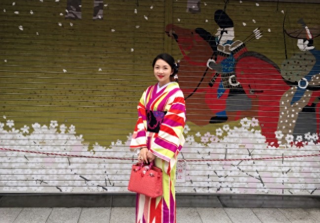 上海上港国脚孙祥富二代妻子穿和服晒照引关注