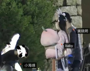 ​黄晓明与baby离婚后首次同行，携小海绵游玩迪士尼，气氛尴尬