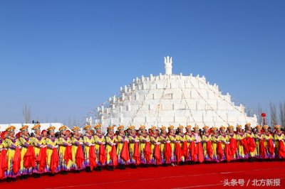 20米高冰晶敖包亮相乌梁素海冰雪节