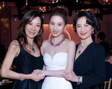 ​何超琼官宣恋爱，与小男友贴脸亲吻，男方是她前男友“陈百强”的表弟