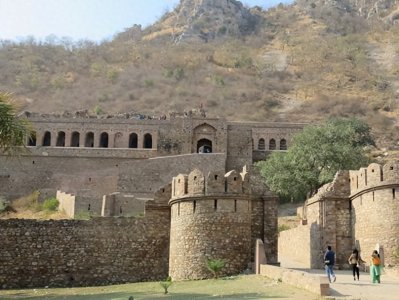 ​踏入世界十个最恐怖鬼屋：邪异传说与恐怖现实的交融