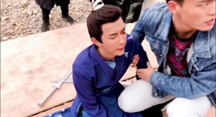 于朦胧眼睛受伤视频曝光被道具戳伤流血不止，忍痛问：我不会瞎吗