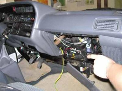 ​车上的gps定位器怎样找到并拆除？怎么找出车上的定位器