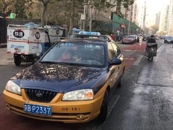 糟糠之妻不下堂！的哥携病妻出车，背后的故事令人动容-