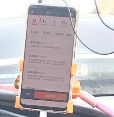 糟糠之妻不下堂！的哥携病妻出车，背后的故事令人动容-