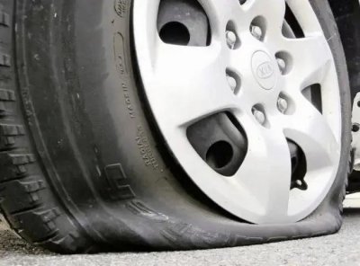 ​车胎瘪了还能短途开吗（小车胎瘪了继续开会怎么样）