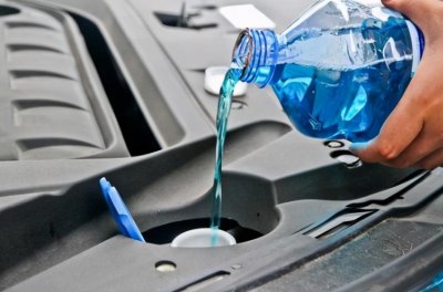 ​汽车玻璃水冻了会不会冻坏车（玻璃水冻住对汽车有影响吗）