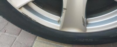 ​轮毂被马路牙子刮花要紧吗（轮毂轻微划伤有必要修复吗）