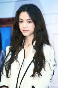 ​汤唯：华语影坛的璀璨明星，用演技与爱心征服观众