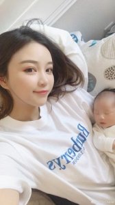 ​雪梨首晒儿子正脸照，盘点那些明星宝宝的第一张正面照