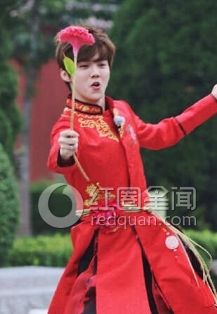 郑恺脱了衣服直接摔地 郑恺发飙摔衣服