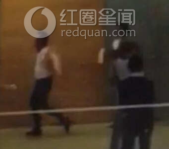 郑恺脱了衣服直接摔地 郑恺发飙摔衣服