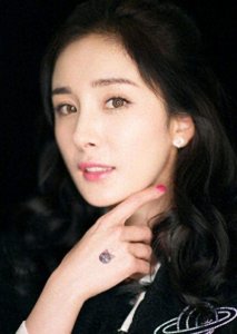 ​娱乐圈4位女星的纹身，杨幂赵丽颖不算啥，白百何才是真的“尬”