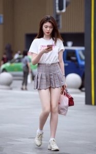 ​穿搭百褶裙的美女，找个这样女友很幸福