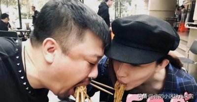 ​贾冰老婆晒与贾冰合照，却不料网友纷纷调侃贾冰“老牛吃嫩草”