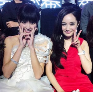 ​守在杨幂微博的粉丝那么多，留言只为杨幂和唐嫣的友谊！