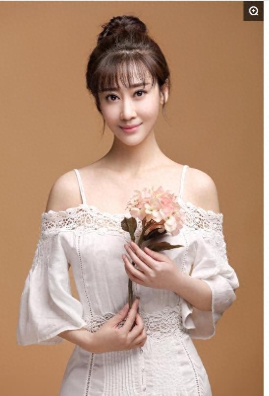 出演过多部抗战剧的唐妤萌，名气不大但是你一定眼熟