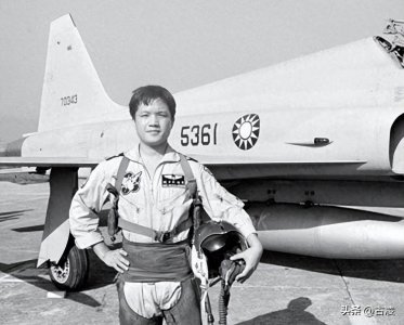 ​黄植诚：驾百万战机回大陆，获65万奖金，次年娶美女空姐为妻