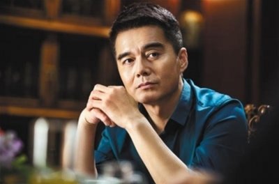 ​“小鲜肉鼻祖”许亚军：4任妻子个个赛西施，44岁娶小12岁娇妻