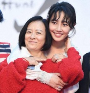 ​王京花：嫁给演员董志华，结婚30年被宠成宝，影帝儿子是她的骄傲