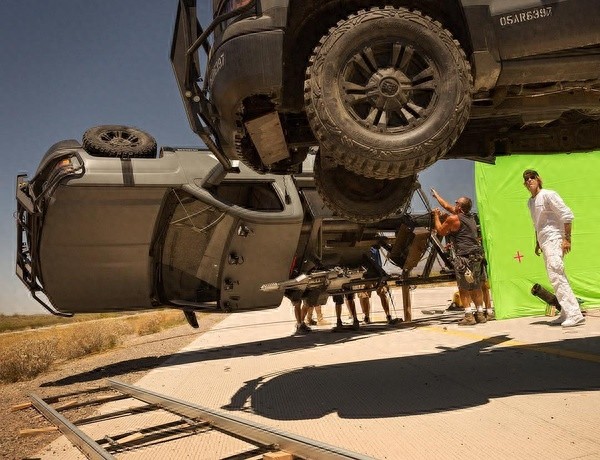 《变形金刚5》片场照曝光,爆炸大场面都是实拍!