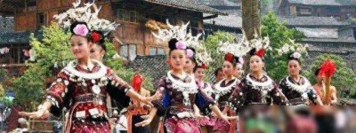 ​苗族女子为何常年穿短裙？除了天气热之外，还有一个原因