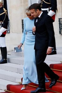 ​71岁布丽吉特又遇尴尬事！下台阶时牵手老公牵个寂寞！新裙惊艳