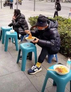 ​重庆定居！任重孙骁骁街头吃面，6岁儿子首次曝光！