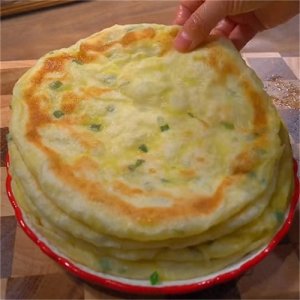 ​葱油饼怎么做简单又好吃，葱油饼，简单又美味的早餐选择