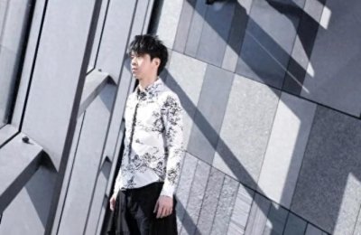 ​王光良，是一位在华语乐坛有着深远影响的流行乐男歌手，