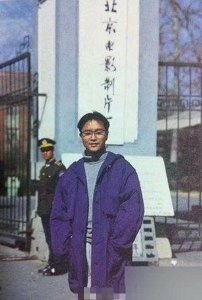 ​陈志朋微博晒旧照，戴上眼镜撞脸张国荣，网友直呼傻傻分不清