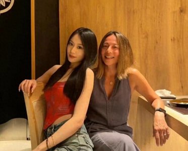 ​范志毅原配妻子罕现身：与女儿庆生穿着时尚，母女合影宛如姐妹花