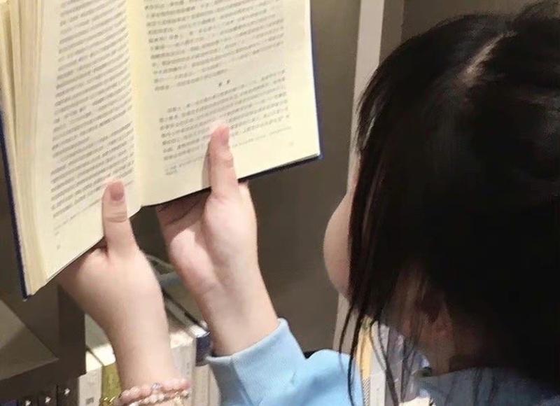 她温柔地从背后抱紧了我，趁着酒劲跟她一夜缠绵，那晚我们很满足